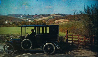 Tidig autokrom färgbild från cirka 1916. Man i en bil, kanske fotografen i England,... av Franklin Price Knott