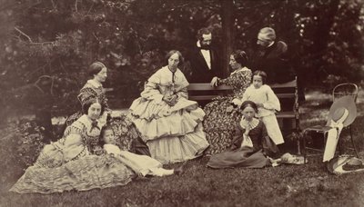 [Gruppporträtt av fyra kvinnor, två män och tre barn i en trädgård], 1850-60-tal. av Franz Antoine
