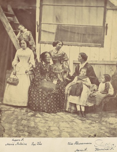 [Gruppporträtt av fyra kvinnor och tre barn], 1850-60-tal. av Franz Antoine