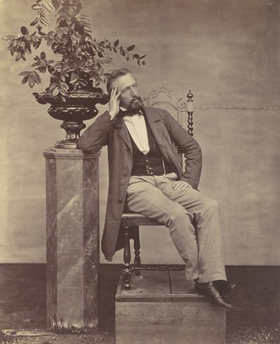 [Mathias Höusermann sittande med armbåge på piedestal med en vas med blommor], 1850-60-tal. av Franz Antoine