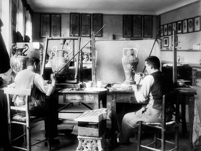 Dekoratörer i Ginori-fabriken, i Doccia nära Florens, 1937 (glasplatta) av Fratelli Alinari Fratelli Alinari