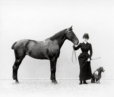 Porträtt av Miss Walsh med en häst och en minipudel på Villa di Montefonte, i området Poggio Imperiale i Florens, ca 1890 (glasplatta) av Fratelli Alinari Fratelli Alinari