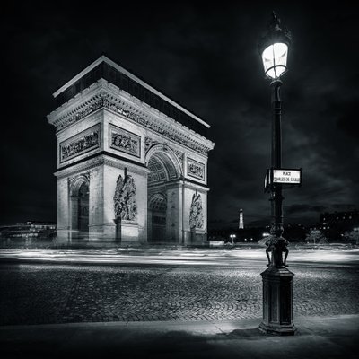 Triumfbågen vid Étoile i Paris i svartvitt av Frédéric MONIN