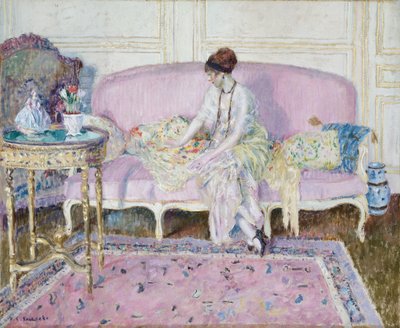 Kvinna sittande på soffa i interiör av Frederick Carl Frieseke