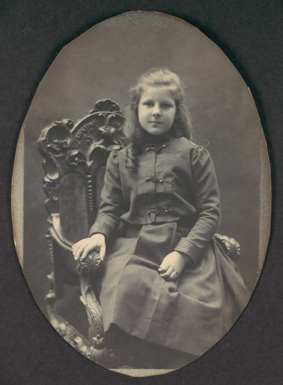 [Flicka med ringlar, sittande, trekvartslängd], 1890-tal. av Frederick Gutekunst