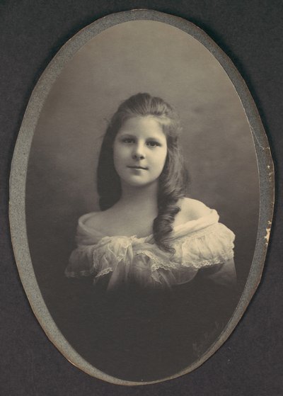 [Flicka med vit off-the-shoulder klänning], 1890-talet. av Frederick Gutekunst