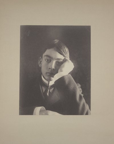 Pojke i kostym med handen mot ansiktet, ca 1896 av Frederick Holland Day