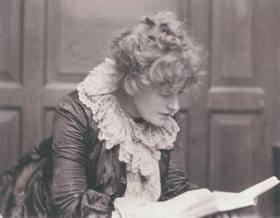 Porträttfotografi av Ellen Terry (1847-1928) som läser, av Frederick Hollyer (1837-1933) (sepiafoto) av Frederick Hollyer