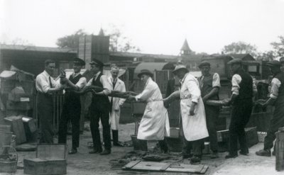 En 20 fot lång Python som bärs av elva medlemmar av Zoological Societys personal, London Zoo, juni 1925 av Frederick William Bond