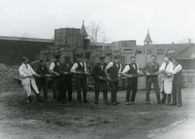 En 20 fot lång Python som bärs av elva medlemmar av Zoological Societys personal, London Zoo, 1924 av Frederick William Bond