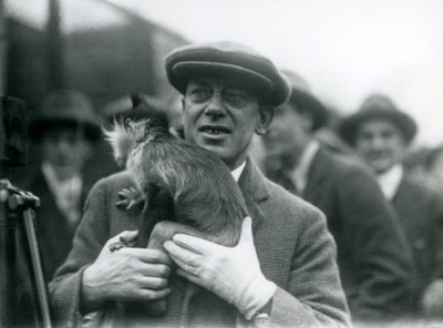 En svartkrönad Mangabey, möjligen fräknar, med sin förare, som deltar i en extern sändning från London Zoo, 1925 av Frederick William Bond