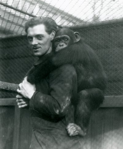 En man bär schimpansen Sally på ryggen, London Zoo, 1924 av Frederick William Bond