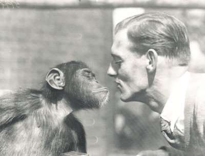 Booboo schimpansen och John Shelly på ZSL London Zoo, september 1927 av Frederick William Bond