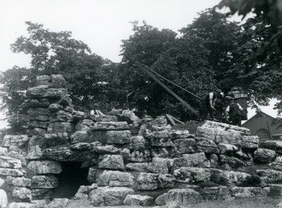 Byggnad av ElandAntelope Paddock på London Zoo, juni 1924 av Frederick William Bond