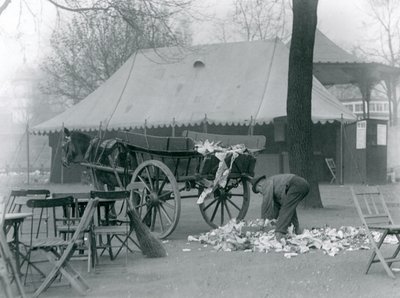 Rensa upp efter en helgdag på London Zoo 1924 (s/v foto) av Frederick William Bond