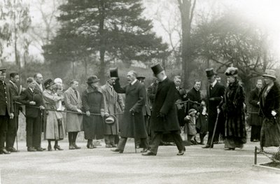 Kung George V, som lyfter på hatten för folkmassorna längst fram i sitt följe, under ett besök på London Zoo för att officiellt öppna akvariet, april 1924 av Frederick William Bond