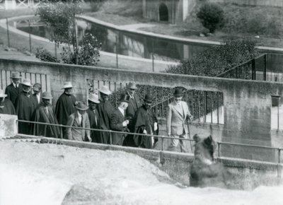 Sir Peter Chalmers Mitchell, med den etiopiske regenten Haile Selassie och hans följe, tittar på en brunbjörn på Mappin Terraces, London Zoo, 1924 av Frederick William Bond