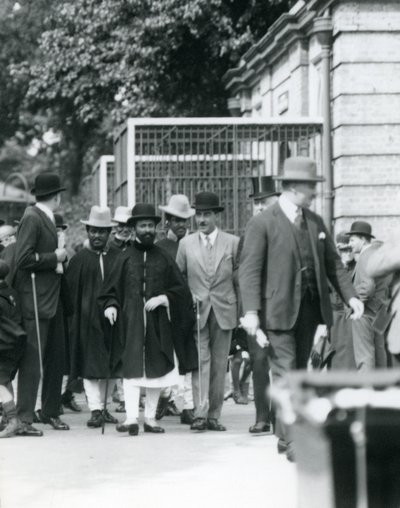 Sir Peter Chalmers Mitchell, med den etiopiske regenten Haile Selassie och hans följe, London Zoo, 1924 av Frederick William Bond