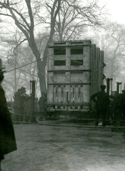 Transporterar kvinnlig asiatisk elefant Lukhi, i en trälåda, London Zoo, 1923 av Frederick William Bond