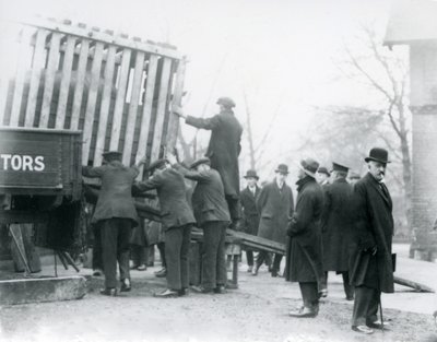 Lossning av den nyanlända indiska noshörningen, London Zoo av Frederick William Bond