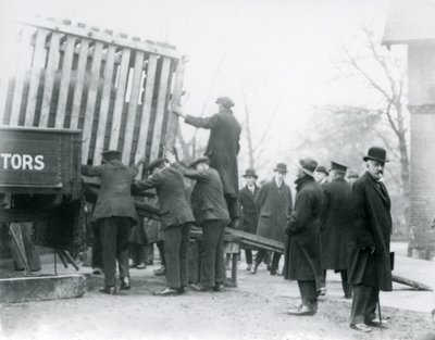 Lossning av den nyligen anlända indiska noshörningen, London Zoo, 1924 av Frederick William Bond