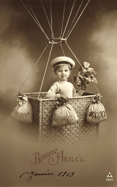 1913 nyårskort, med pojke som stiger upp i en ballong, med mycket pengar som ballast av French Photographer