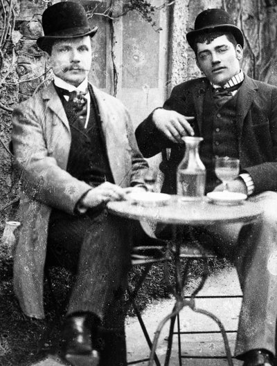 En slott (Ducos) och hans kusk sitter på terrassen på ett café och dricker absint - fotografi, cirka 1890 av French Photographer