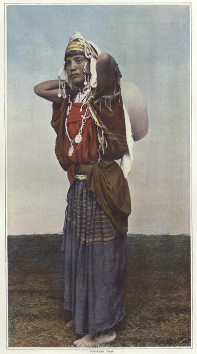 En kvinnlig vattenbärare i Tunisien av French Photographer