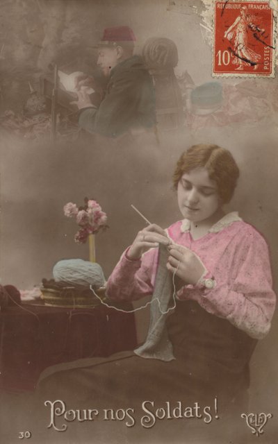 En ung kvinna stickar medan hon tänker på sin soldat som skriver ett brev hem (tonad bild) av French Photographer