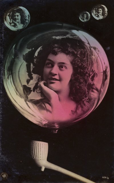 En ung kvinnas ansikte dyker upp i bubblorna som blåses från ett lerrör (tonat fotocollage) av French Photographer