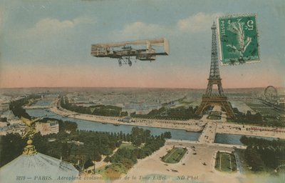 Flygplan som cirkulerar runt Eiffeltornet i Paris, Frankrike. Vykort skickat 1913. av French Photographer