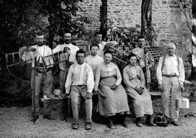 Jordbruksarbetare och deras verktyg, fejk, rateau-ertrier (kratta ertrier), flätad korg och mottagare för samlingen, på en gård nära Bourmont i Haute-Marne (Haute Marne), cirka 1890. Fotografi. Ducos samling. av French Photographer