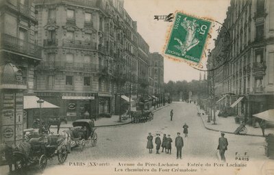 Avenue du Pere-Lachaise i det 20:e arrondissementet i Paris, Frankrike. Gatuvy med ingången till Pere Lachaise-kyrkogården och krematoriets skorstenar. Vykort skickat 1913. av French Photographer