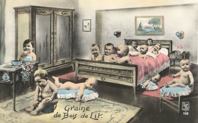 Bebisar på en säng av French Photographer