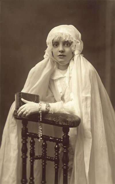 Vacker ung flicka, klädd för sin första nattvard (s/v foto) av French Photographer