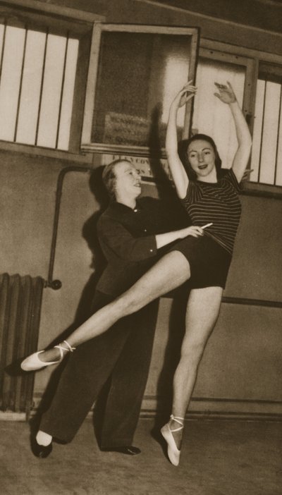 Bronislava Nijinska med Rosella Hightower, från Grand Ballet de Monte-Carlo, 1949 (fotogravyr) av French Photographer