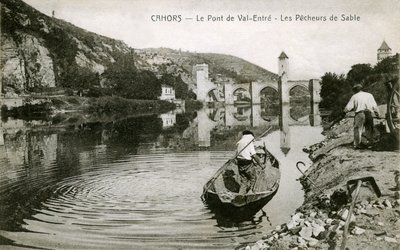 Cahors i början av 1900-talet: sandfiskare och deras båt på Lot, bron över Val-entre (Valentre) av French Photographer