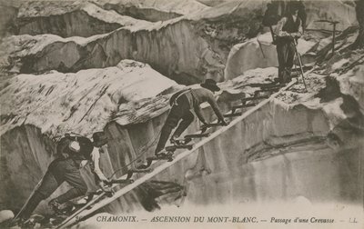 Chamonix - bestigningen av Mont Blanc. Klättrare som passerar en springa. Vykort skickat 1913. av French Photographer