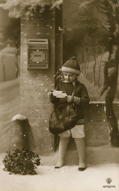 Barn på väg att posta brev av French Photographer