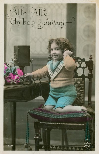 Barn som använder telefon av French Photographer