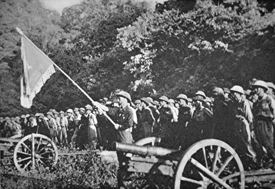 Kommunistiska Viet Minh-trupper i parad med lätt fältartilleri, under belägringen av Dien Bien Phu, november 1953-maj 1954 (lito i färg) av French Photographer