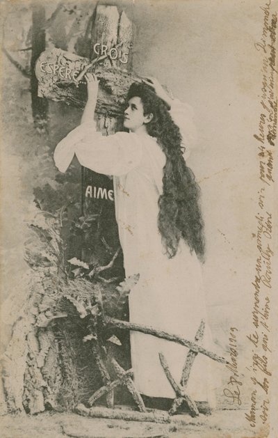 Crois Espere Aime (Believe Hope Love). Vykort skickat 1913. Handstil på högerkant är ett personligt meddelande mellan familjemedlemmar. av French Photographer