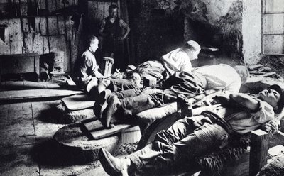 Bestickare på jobbet i Thiers, sent 1800-tal (s/v foto) av French Photographer