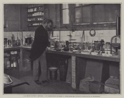 Direktör för vetenskapliga och tekniska arbeten i kemilaboratoriet vid Sevres porslinsfabrik, Frankrike (s/v foto) av French Photographer