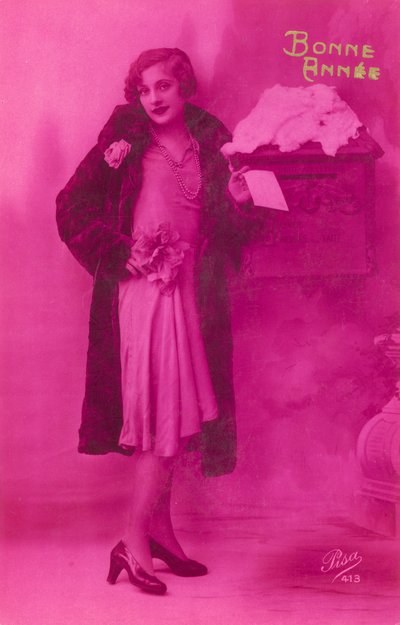Elegant tjej på väg att lägga upp nyårshälsningskort av French Photographer