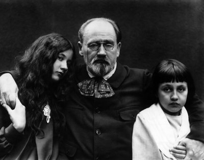 Emile Zola (1840-1902), författare och fransk journalist, i trädgården till Verneuil-sur-Seine (Yvelines) med sina barn Denise och Jacques. - Emile Zola (1840-1902), fransk författare och journalist, i hans hem av Verneuil-sur-Seine (Yvelines) och hans ch av French Photographer