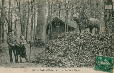 Far och son tittar på lejonskulptur i Saint Dizier. Vykort skickat 1913. Utgivet av Library of A Gauthier. av French Photographer