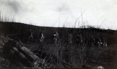 Första världskriget (1914-1918): en grupp soldater som marscherar mot Rocour (Saint Quentin) (Aisne) av French Photographer