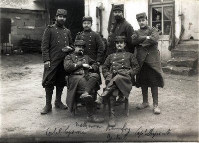 Första världskriget (1914-1918): telefonister och sekreterare för generalstaben för överste Debenedetti (?) gården Laroque nära Roye sur Matz (Roye-sur-Matz, Oise). mars 1915 av French Photographer