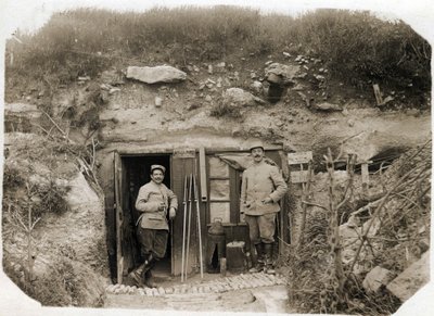 Första världskriget (1914-1918): ledningsposten för löjtnant De Benedetti, sekreteraren till vänster, bataljonschefen till höger. Mellan dem, säkringar signaler, periskop, torpeder. 05/1916 av French Photographer
